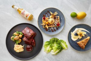 Langbord i Bistro Couloir dækket til middag i afslappet atmosfære.