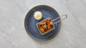 Rustikke kartofler med havsalt og hjemmelavet mayo.