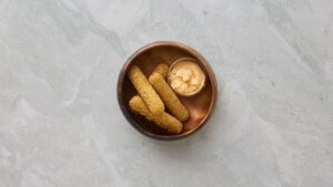 Sprøde mozzarella-stave serveret med cremet aioli.”