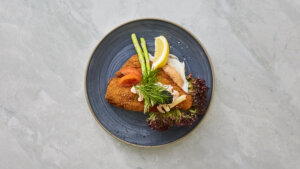 Stegt rødspættefilet med rejer, asparges og citron – klassisk fransk ret.