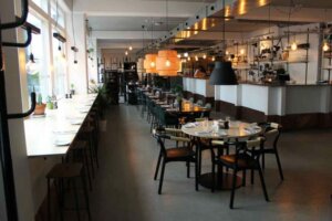 Langbord i Bistro Couloir dækket til middag i afslappet atmosfære.