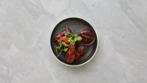 Langtidsbraiserede spareribs med barbecuesauce.