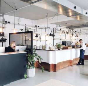 Hyggelig stemning i Bistro Couloir med dækkede borde og varm belysning.