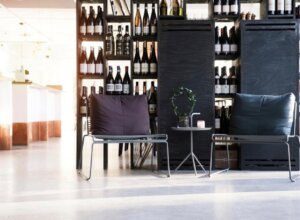 Lyst og moderne interiør i Bistro Couloir med åbent køkken og bar.