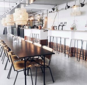 Langbord i Bistro Couloir klar til middag i afslappet atmosfære.