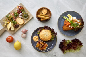 Smukt anrettede franske småretter på mørke stentøjstallerkener