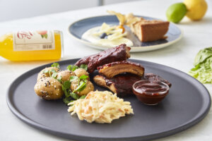 Ribs med krydret glaze og barbecue-dip.